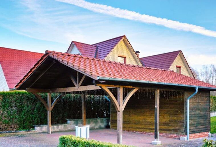 Ein doppelter Carport mit Schuppen