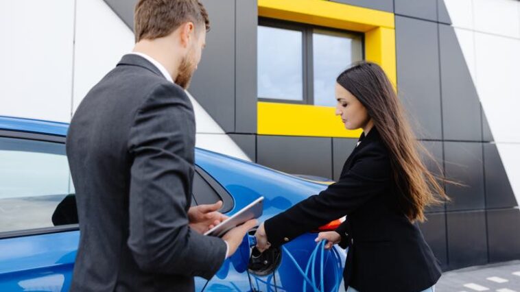 Verkäufer erklärt wie man E-Auto lädt